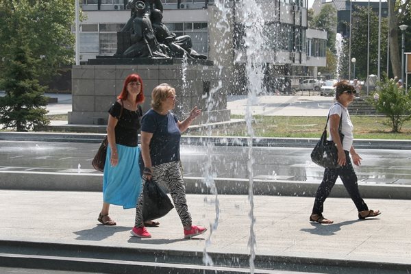 Фонтани бликат до паметника на Гюро Михайлов.