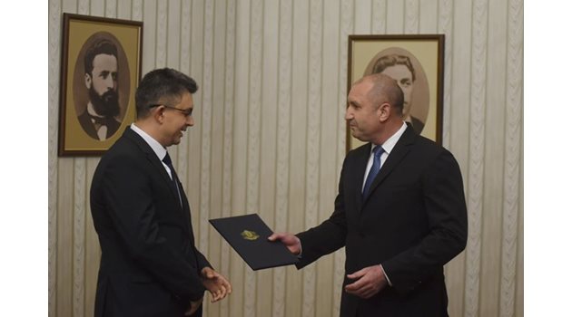 Пламен Николов получава папката с проучвателния мандат от президента Радев. Снимка ВЕЛИСЛАВ НИКОЛОВ