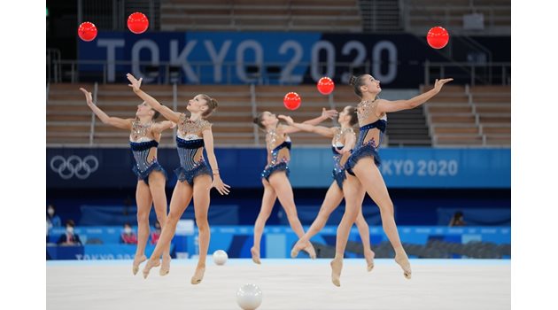 Българският ансамбъл в синхронизиран полет към върха чрез съчетанието с пет топки от квалификациите за многобоя на олимпийските игри в Токио. СНИМКА: ЛЮБОМИР АСЕНОВ, LAP.BG