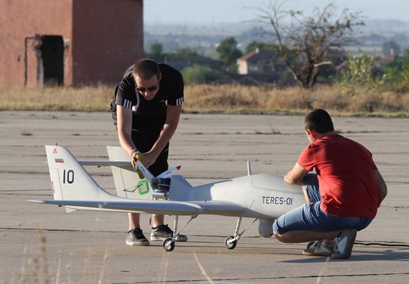 Бъдещите авиоинженери се интересуват от производството на дронове. 