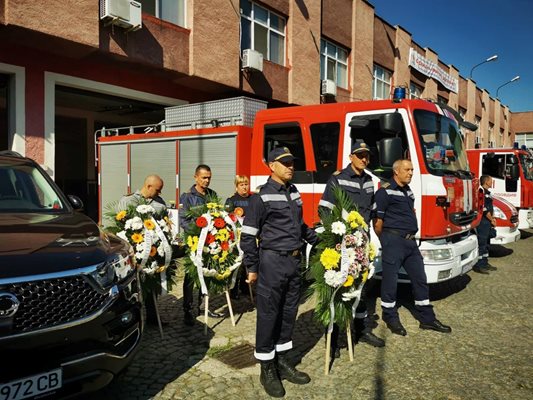 В венци и цветя почетоха загиналите пожарникари.