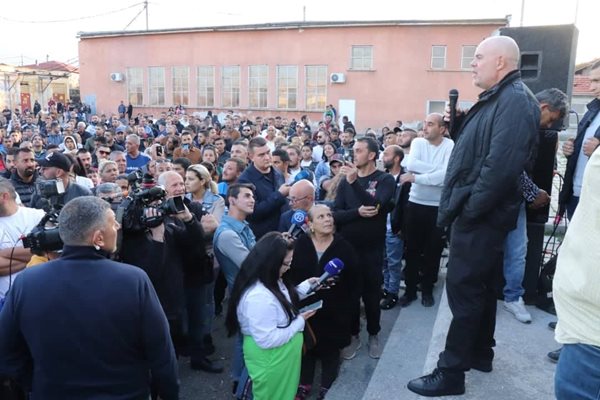 Главният прокурор Иван Гешев говори пред събралото се множество в училищен двор във "Факултета". СНИМКА: РУМЯНА ТОНЕВА