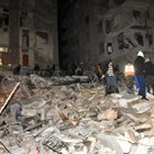 Хора се събират на мястото на срутена сграда в Хама, Сирия, след земетресението. СНИМКА: Държавна информационна агенция САНА.