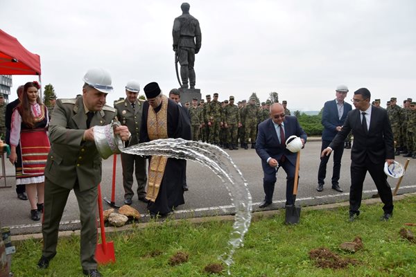 Бриг. ген-.Иван Маламов лисна менче, за да върви по вода строителството

Снимка: НВУ "Васил Левски"