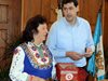 Деца и баби обсипаха с мартеници управниците на Пловдив (снимки)