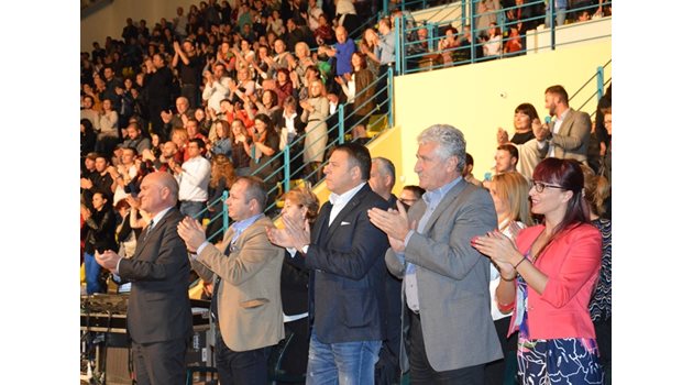 Сред публиката бяха депутатите Даниела Савеклиева, Красимир Велчев и Димитър Главчев.