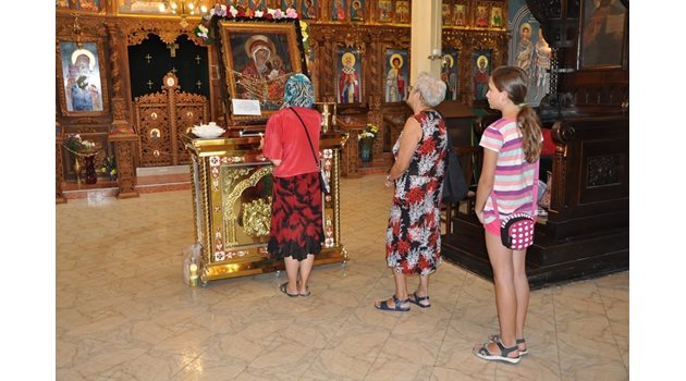 Иконата на Св.Богородица е изложена за поклонение в храм "Св.Йоан Рилски".