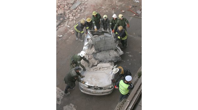 Колата, която се превърна в ковчег за двете млади жени, след като сградата рухна върху й.