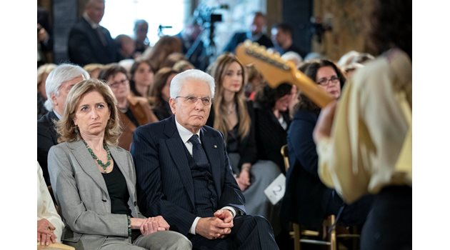 Италианският президент Серджо Матарела слуша разказа на българката.