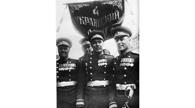 Леонид Илич Брежнев като политически командир по време на първия парад през 1945 г.