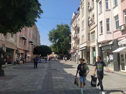 Около 16 часа главната улица в Пловдив беше почти празна за разлика от други почивни дни, когато прелива от хора.
