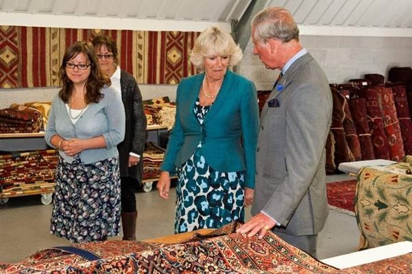 Среща на принц Чарлз с Нино Парпулов и Дейвид Бамфорд в галерията на Бамфорд в Престин, Уелс. На снимката са принц Чарлз, Камила Паркър, съпругата на Бамфорд Сара и дъщерята им Роуз.