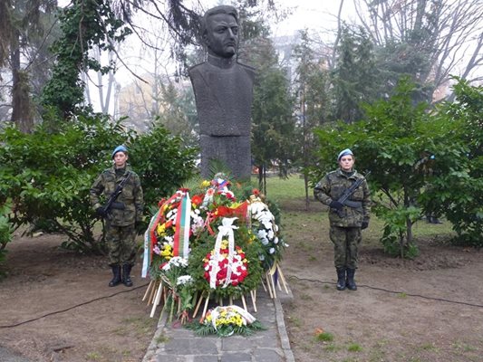 Поради ремонта на Дондуковата градина днес поклонението няма да се състои пред паметника на капитан Бураго, а пред бюста на Душо Хаджидеков в Цар Симеоновата градина.
