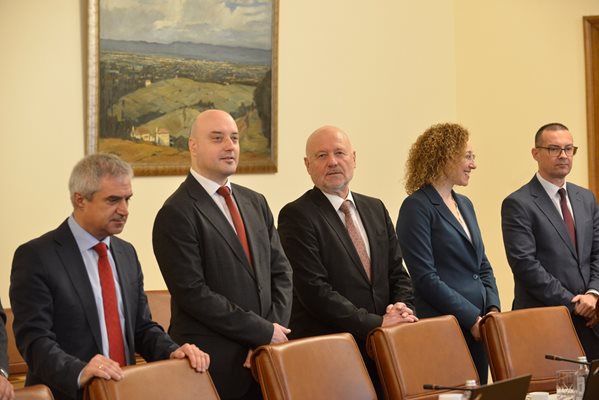 ГЕРБ твърдо не желаят министърът на отбраната Тодор Тагарев (в средата) да остане на поста и в кабинета “Габриел”.