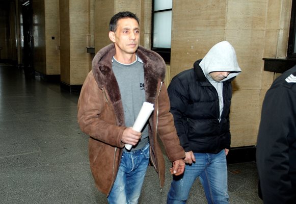 Магистратите ще решават през януари дали да пуснат похитителя Илия Найденов (вляво) и рецидивиста Манол Караколев