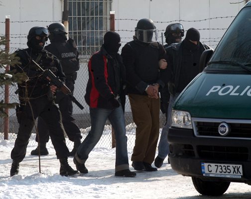 Полицаи отвеждат Будимир Куйович до границата със Сърбия през 2005 г.