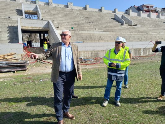 Здравко Димитров огледа как върви строителството на стадион "Христо Ботев". Снимки: Авторът