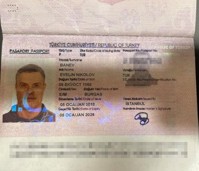 Евелин Банев се е сдобивал с различни паспорти, докато е в нелегалност