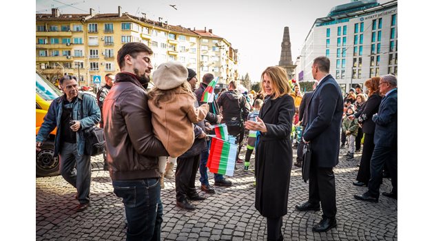 Столичният кмет Йорданка Фандъкова поднесе цветя пред паметника на Апостола на свободата в София.
СНИМКА: АДЕЛИНА АНГЕЛОВА