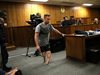 Оскар Писториус свали протезите и помоли съда за милост (снимки)