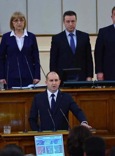 Румен Радев полага президентската си клетва пред станалите на крака народни представители