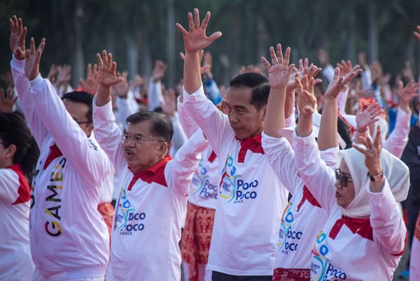 Индонезийският президент Джоко Видодо се присъедини към десетките хиляди участници в организирания на улиците на Джакарта масов танц поко-поко Снимки: Ройтерс