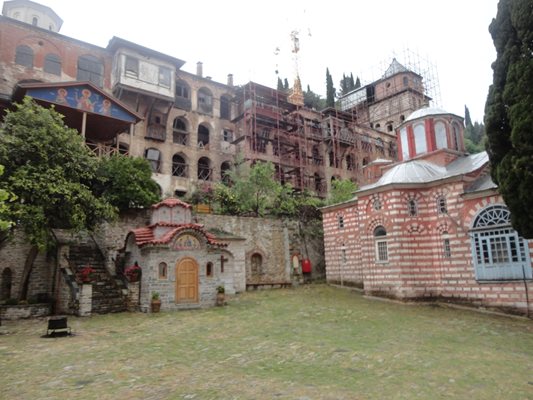 Зографският манастир дълги години стоя в руини