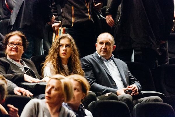 Президентът Румен Радев заедно с дъщеря си на театър.

СНИМКА: ОРЛИН ГОРЯНОВ, НДК
