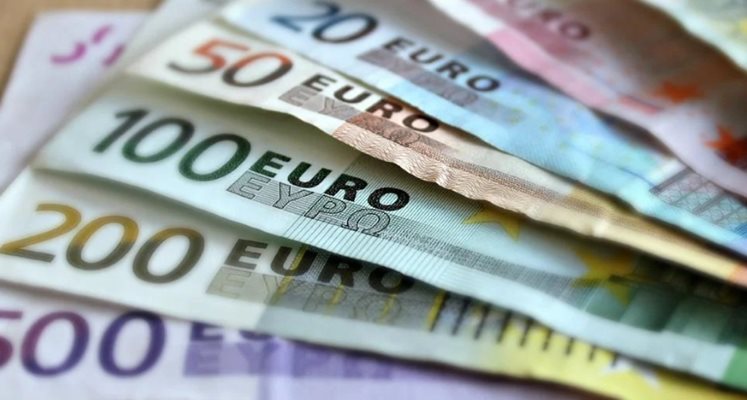 Еврото задържа курс от около 1,04 долара