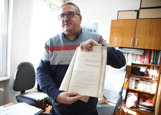 Главен експерт Евгени Еков от ДАА показва изборните документи от 143 г. насам.  СНИМКИ: НИКОЛАЙ ЛИТОВ
