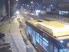 Мъж хвърли камък по автобус и счупи стъклото му в Перник (Видео)