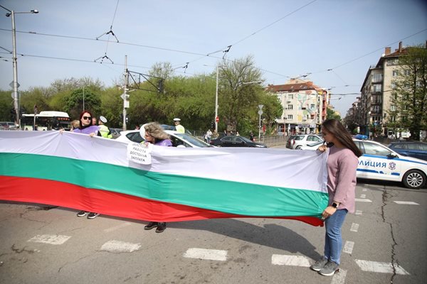 Протестиращите разпънаха българското знаме и затвориха три булеварда в София.