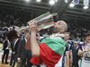 Казийски с купата и знамето на България = надежда пак да е национал