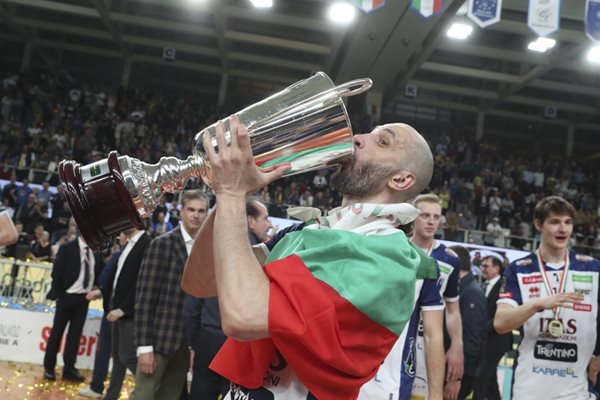 Матей Казийски отпива от шампионския трофей, а на раменете му е българския национален флаг. Снимка: сайт на "Тренто"