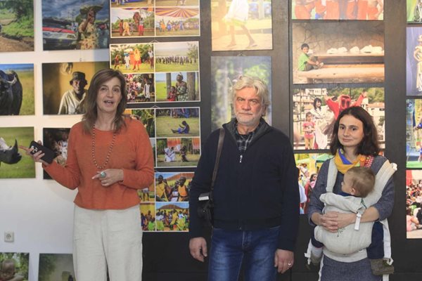 Елена Панайотова, Атанас Кънев и Мария Ангелова на откриването на изложбата "Артисти за деца"