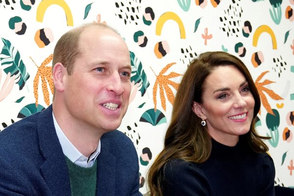 Принц Уилям продължава да се грижи за съпругата си Кейт, която претърпя коремна операция преди седмици.

СНИМКИ: РОЙТЕРС