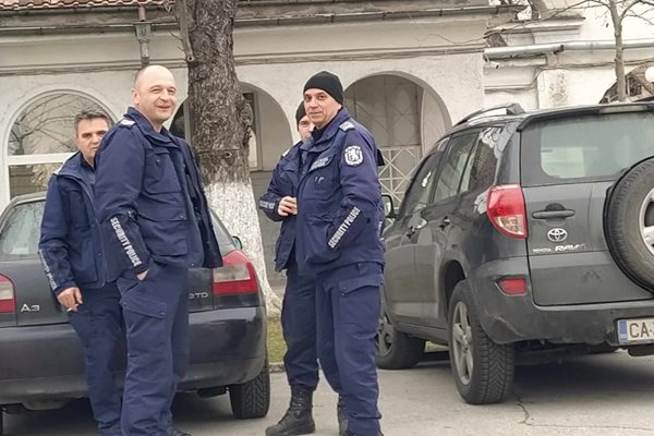 Полицаи следят за реда още на входа на централните гробища.