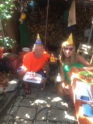Четириногият служител празнува рожден ден със семейството на стопанина си