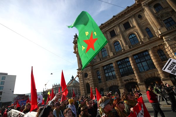 Хиляди протестираха в Мюнхен срещу конференцията, мъж опита да се запали