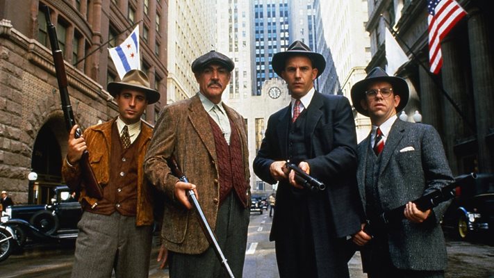 Кевин Костнър (третият от ляво на дясно) играе агент на ФБР в екшъна "Недосегаемите"