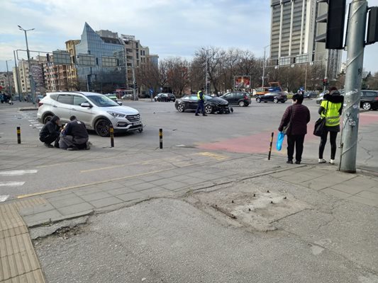 Мъже оказват помощ на пострадалата жена. Снимки: Авторът