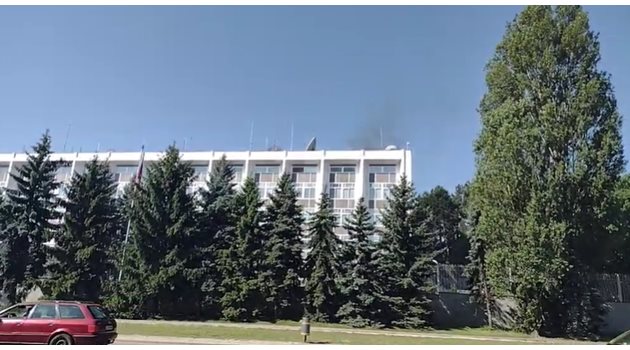 Черен дим се издига над сградата на Руското посолство в София. Кадър: "Евроком"