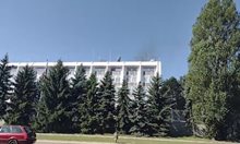 Черен пушек се издига над руското посолство. Не е ясно какво се случва
