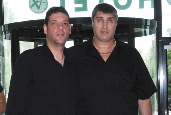 16 юли 2014 г. Пламен Константинов и Любо Ганев пристигат за представянето на първия като нов национален селекционер на България.

СНИМКА: “24 ЧАСА”