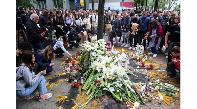 Жители на Белград почитат смъртта на 8-те деца и възрастен, застреляни от 13-годишен тийнейджър преди дни.
СНИМКА: РОЙТЕРС