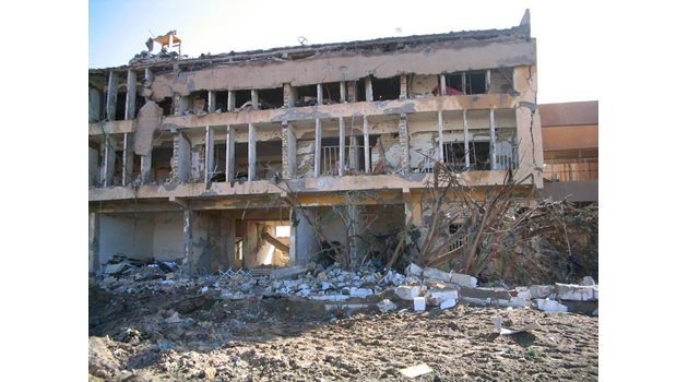 Разрушената при атентата база "Индия" в Кербала, бившо духовно училище за имами.
Снимка: Мариян Колев