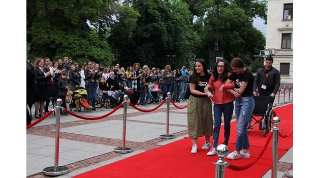 Мони, подкрепяна от Теодора Духовникова и младата дизайнерка, на ревюто пред Народния театър.