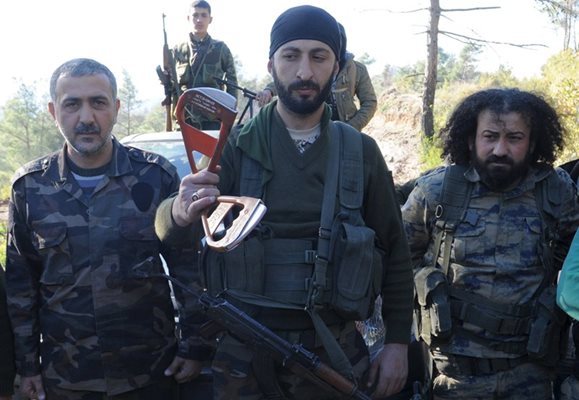 Сирийски бунтовници показват част от парашута на загиналия руски пилот.