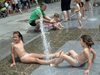 Вижте как пловдивчани се разхлаждат в жегата (снимки)