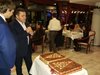 Депутати от БСП черпят с торта на коледен купон
